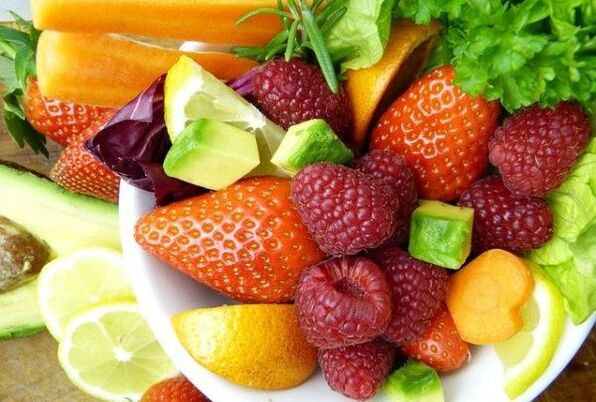 Frutti con bacche ed erbe