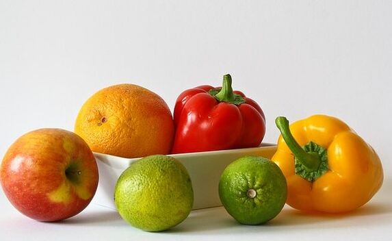 Mela, arancione, peperoni e lime